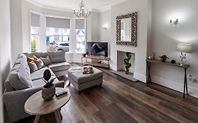 Newly Refurbed, Central Apartment With Free Parking And Hot Tub