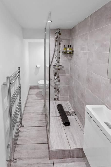 Newly Refurbed, Central Apartment With Free Parking And Hot Tub Lytham St Annes Exterior photo