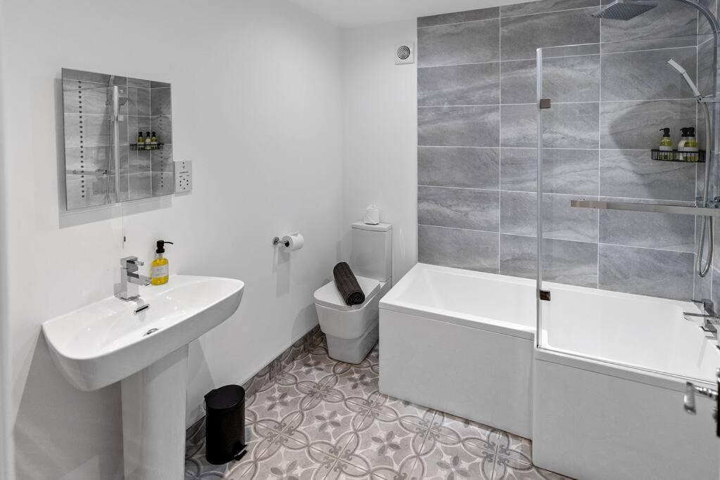 Newly Refurbed, Central Apartment With Free Parking And Hot Tub Lytham St Annes Exterior photo