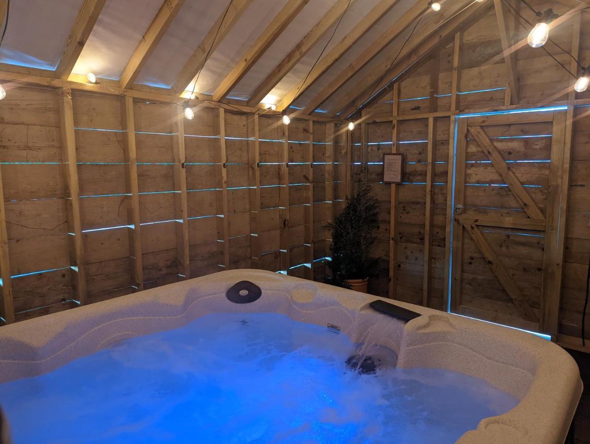 Newly Refurbed, Central Apartment With Free Parking And Hot Tub Lytham St Annes Exterior photo